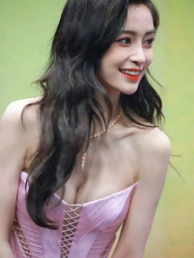 angelababy参加某活动生图曝光,穿粉色抹胸羽毛礼服裙减龄又性感,颜值