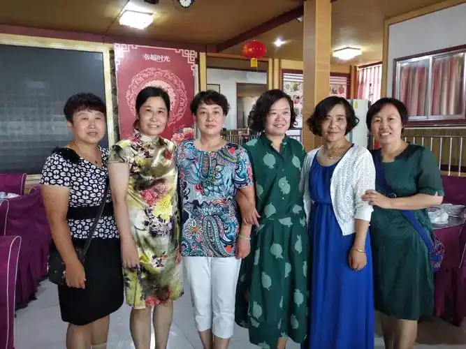 六位美女同事开心合照.