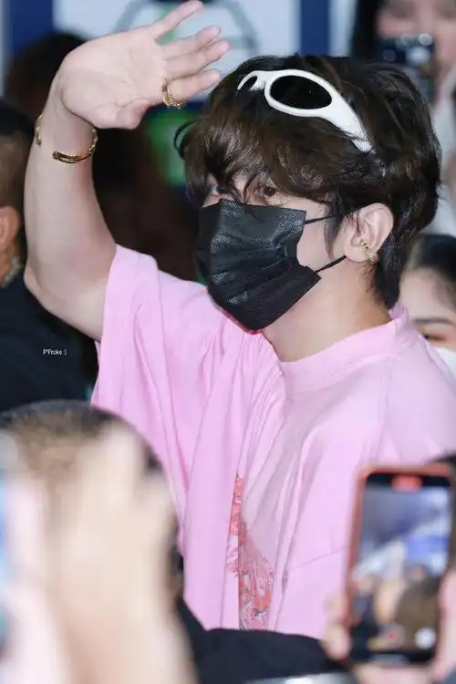 蔡徐坤快和他的粉色衣服融为一体了