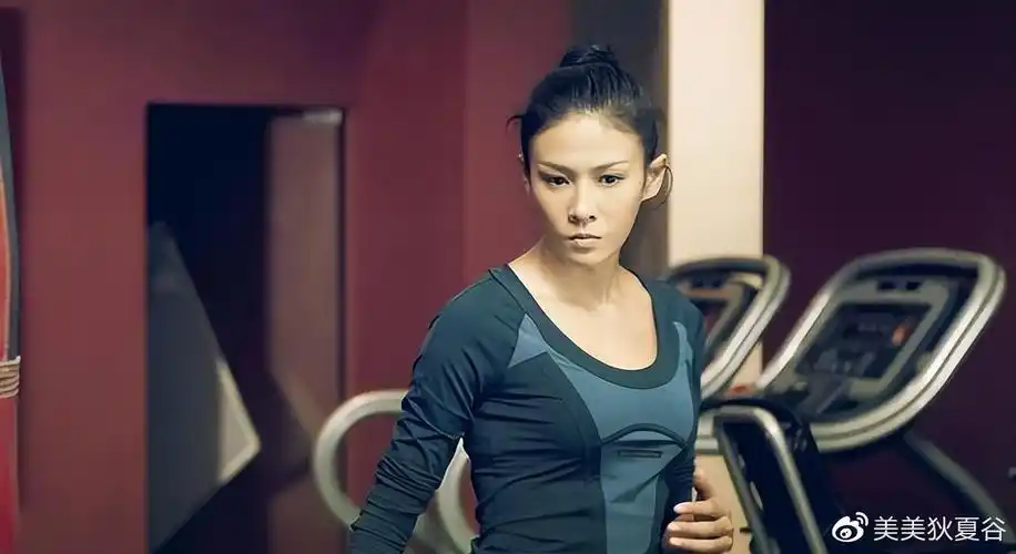 张蓝心瘦到一年不来例假被成龙用鞭子抽屁股父亲催婚喝酒进医院