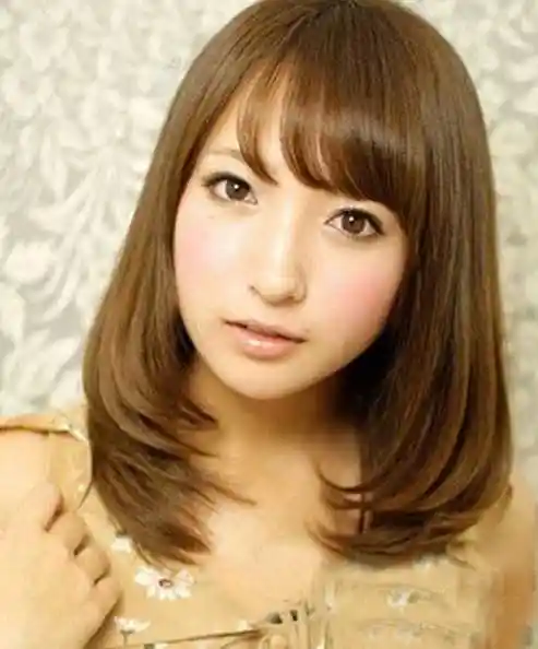 女生甜美气质齐发尾中长直发发型