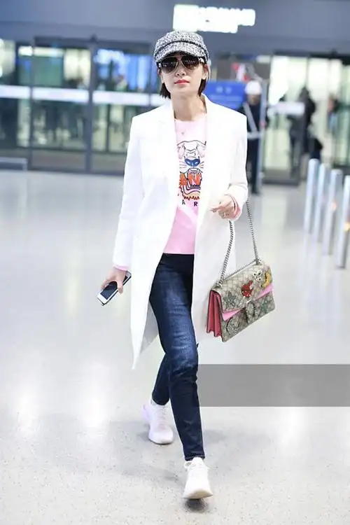 叶一茜穿白色大衣配牛仔裤现身墨镜遮面机场自信走猫步气场十足