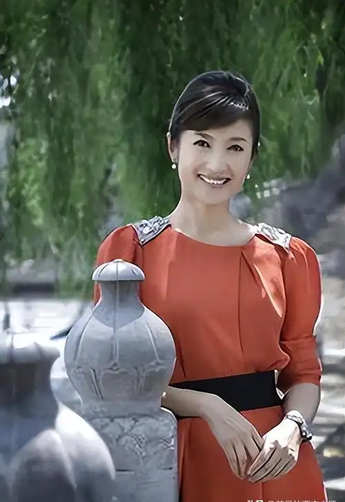 春妮23岁与蒋虎结婚,38岁与郭德纲传绯闻,40岁嫁给央视"名嘴"