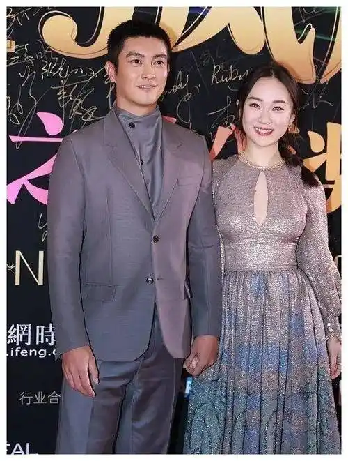 霍思燕杜江同台露出女王风范杜江年轻4岁累积热度