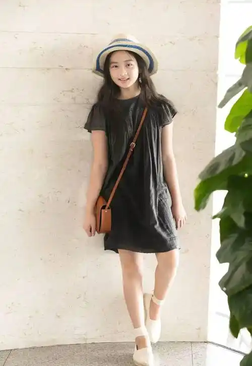 往常年仅15岁的黄多多固然外形曾经出落的亭亭玉立