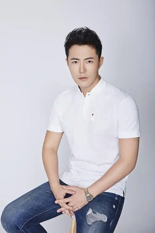 张子文《最美的青春》热播 时尚写真曝光