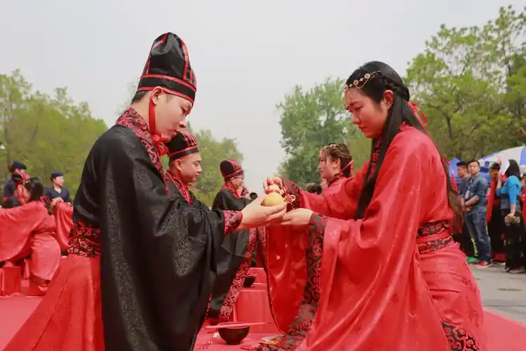 汉舞表演《礼仪之邦》中庄严进行,华美的服饰,考究的器皿,庄重的仪式