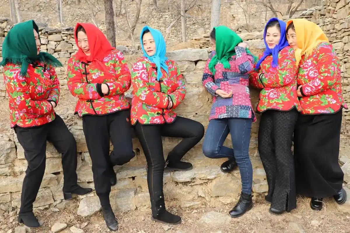 "村花"街头站,花袄红又艳;姊妹来组团,山村风景线.要想领回 - 抖音