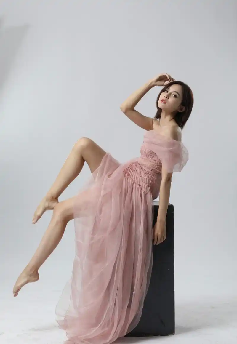 古力娜扎 写真秀美腿玉足