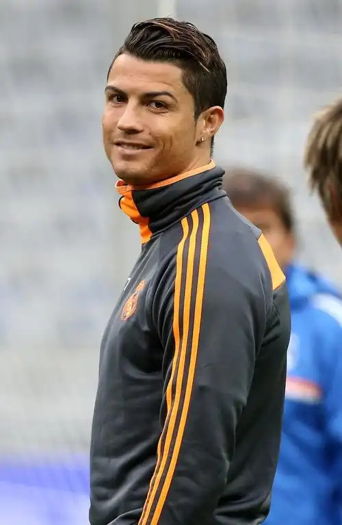 足球明星c罗场下对内训练