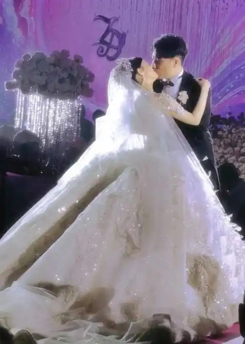 特步千金与七匹狼公子举办顶级豪门婚礼,何猷君奚梦瑶到场送祝福