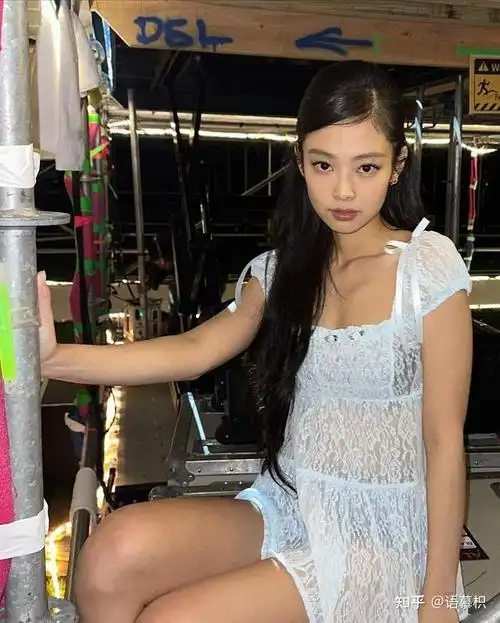 jennie穿校服惊喜现身被问到年龄突然结巴称无法适应当前辈