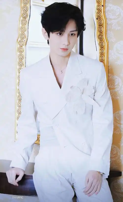 白色西装,露额头什么时候来接我@成毅#成毅