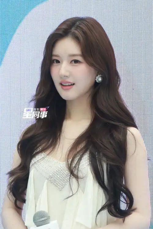 赵露思白裙卷发