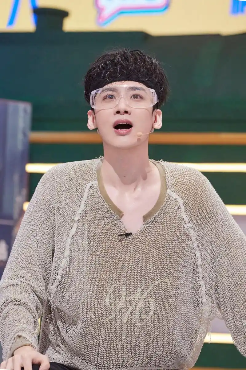 白敬亭你好星期六发带剧照,你能get到白敬亭的颜吗?