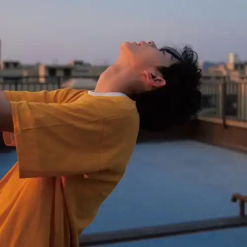 看起来很斯文文质彬彬纯洁的帅哥头像图片-男生头像