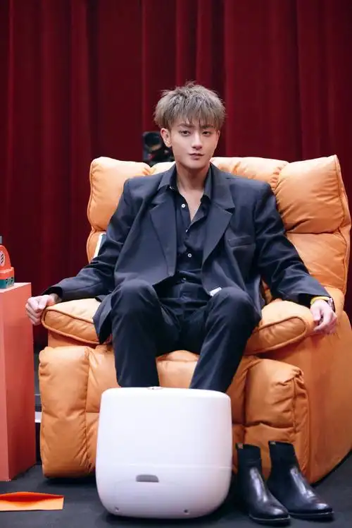 黄子韬超话#黄子韬星电音联盟##星电音联盟定档630#先导片今晚34点