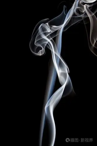 摘要的黑色背景上的烟舞