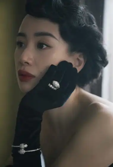 简介:李梦裹胸礼服复古风妩媚性感写真,分享一组李梦图片给大家,图中