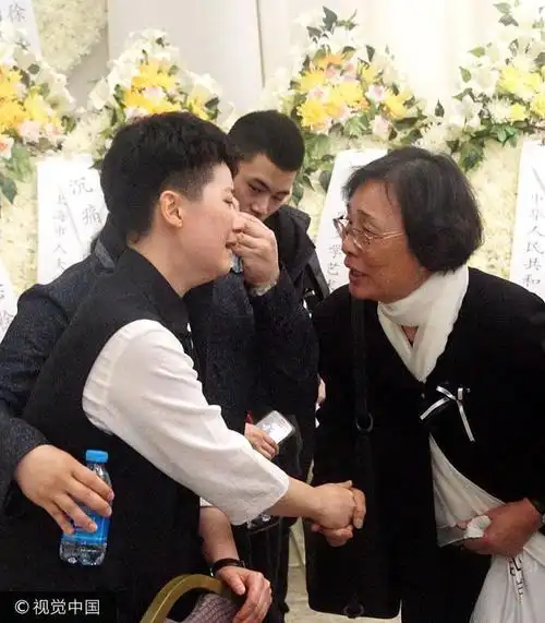 徐玉兰追悼会学生张宇峰泣不成声获老公在旁擦拭眼泪