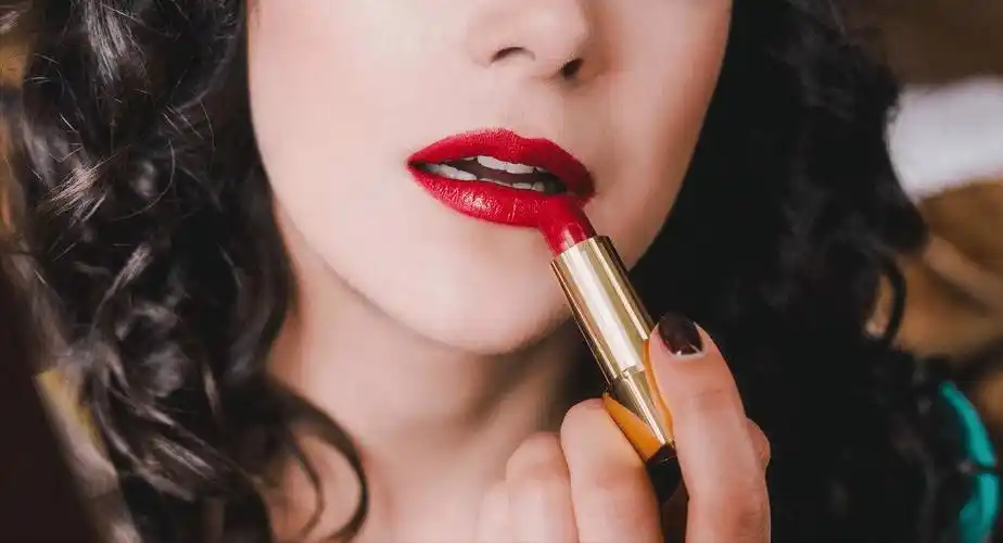 建议爱化妆的女生:经常涂口红的人,对嘴唇的这几大伤害要知道_唇膏