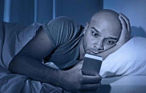 长时间熬夜对男性的危害大部分的人熬夜一般会黑着灯