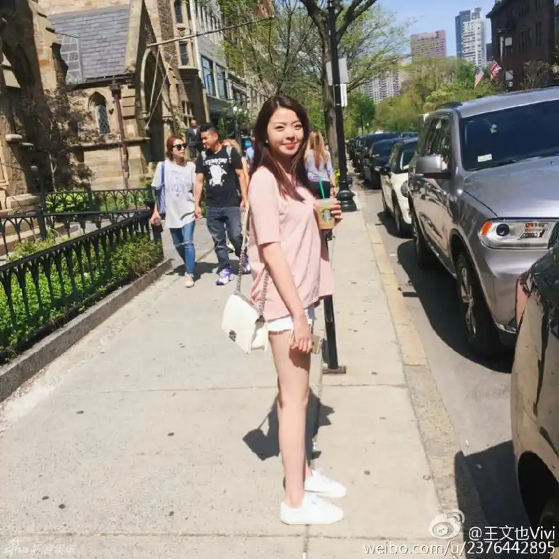 王中磊女儿王文也秀纤细大长腿_高清图集_新浪网