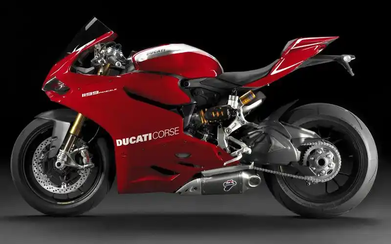 杜卡迪机车广告征途骑士与红色怪兽