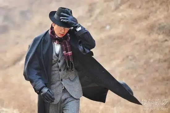 >> 《李家大院》热拍高梓淇百变酷似"许文强"