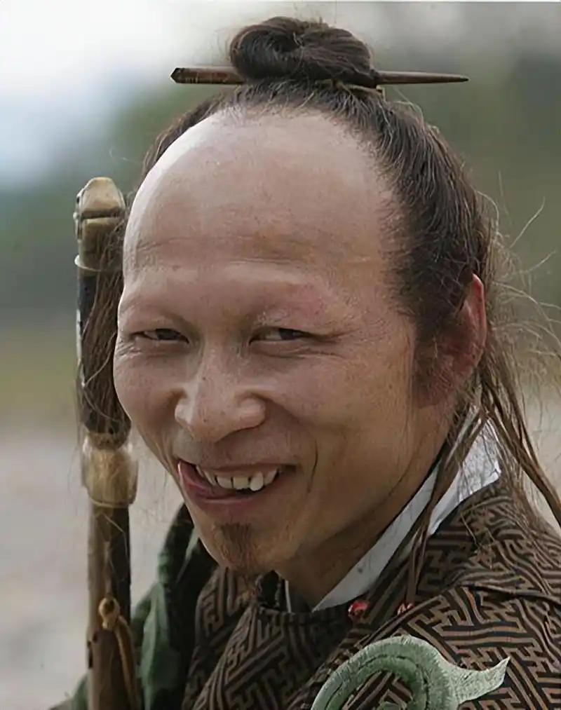 巨兴茂是娱乐圈中长相最不出众的男演员,堪称"丑男第一",他名副其实地