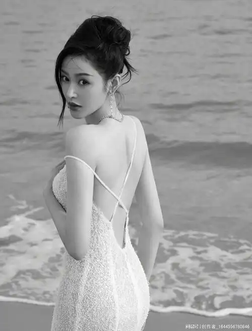 张天爱穿蕾丝吊带裙配慵懒风盘发 婀娜性感|发型|裙摆|裙子|身材比例