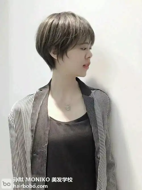脸型小巧的女生选择不过耳的超短波波头,好看的大眼睛尖下巴都露出来