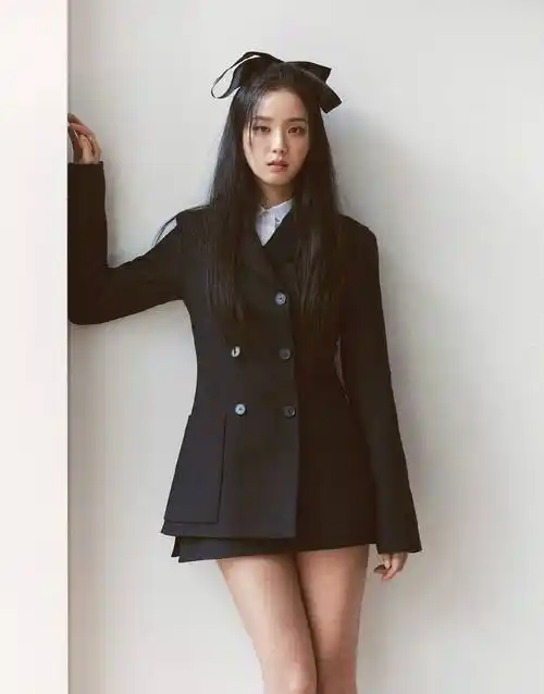 金智秀拍出时尚写真,白色洋装裙清纯淫荡,清纯如白纸_气质_经典_设计