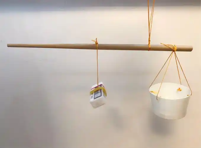 最后,用尺子再均匀地标好小刻度.一把自制杆秤就做好了.