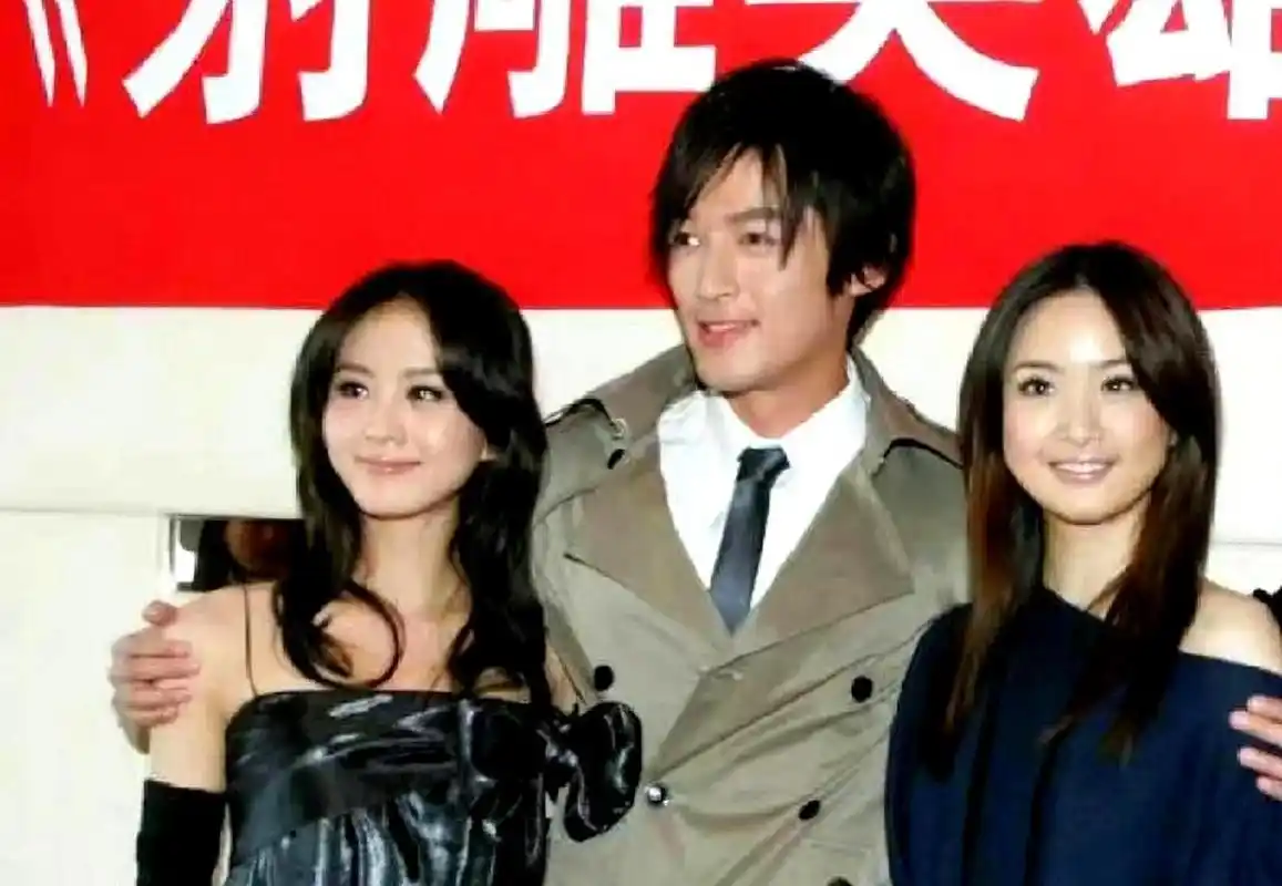 这张古早合照中,刘诗诗,胡歌和林依晨看起来都有着一种迷离的美感.