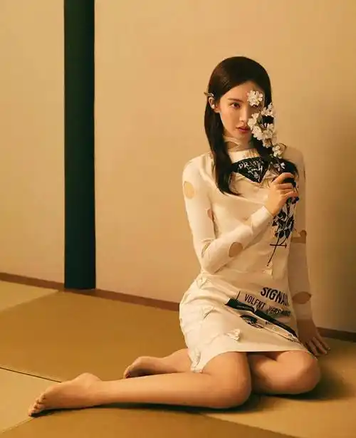 金晨胆子真大,文胸外穿就一根带子挂着,裙子开叉开到腿根,露出诱人大