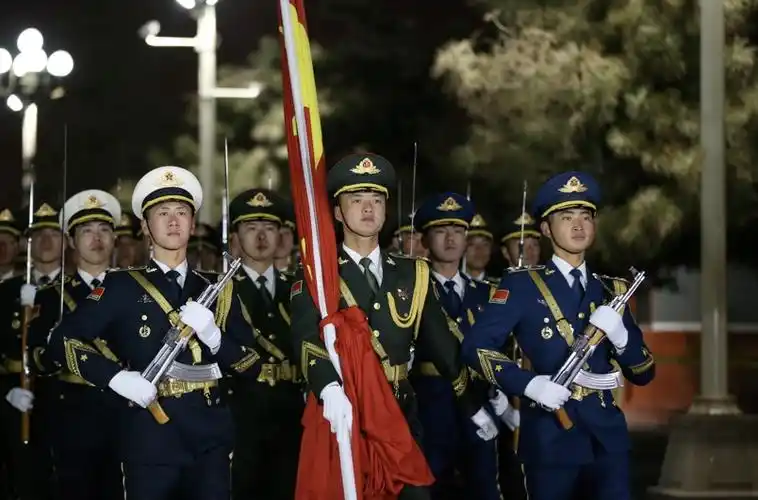 这场交接,让世人瞩目——解放军仪仗队武警国旗护卫队跨年交接影像全