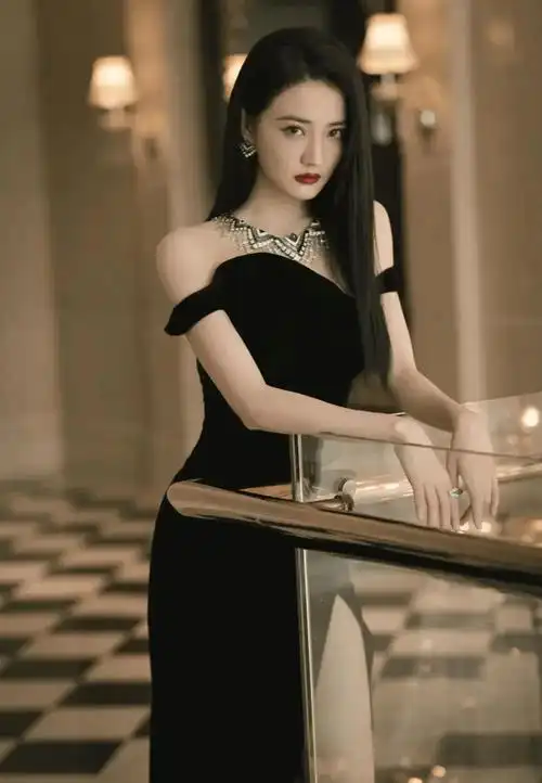 原创徐璐新恋情疑曝光与小5岁吴崇轩逛园区街头搂腰拍照超甜蜜