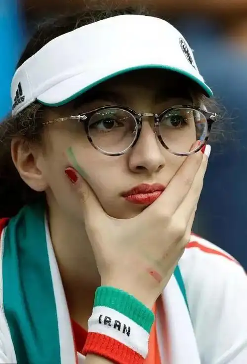 "脱"了的伊朗女球迷太美了,下次看要等8年