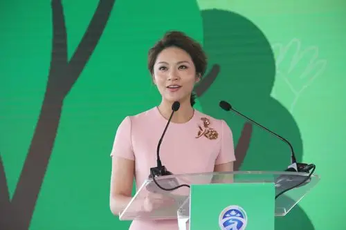 直播开始啦!活动由中央电视台主持人孟盛楠主持!