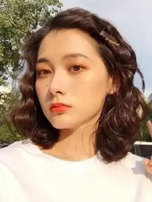 67圆脸的女生适合什么发型  超洋气的"羊毛卷"发型