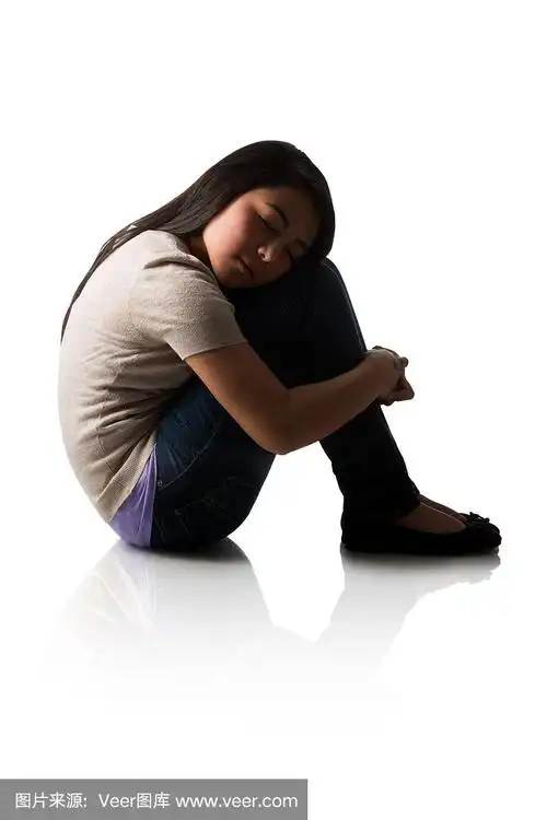 女孩抱着膝盖