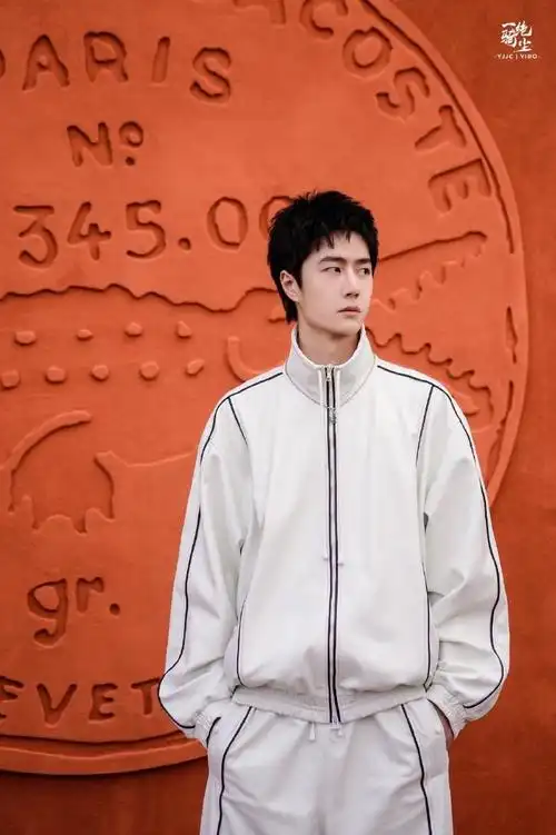 王一博白色运动服造型##lacoste大秀