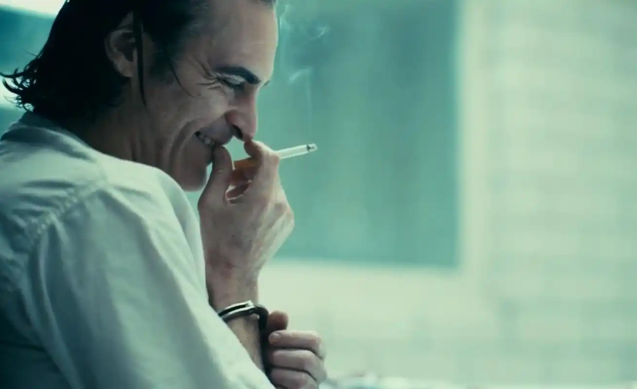 小丑里的亚瑟到底是不是蝙蝠侠同父异母的兄弟一个细节告诉你答案