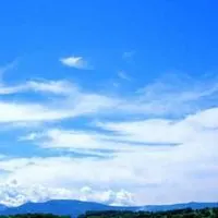 蓝色天空女生头像高清大图点击鼠标右键下载