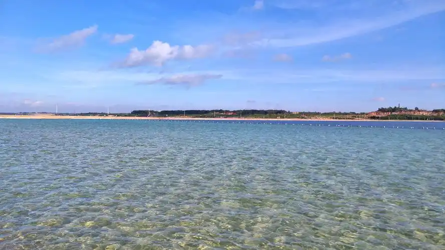 碧水蓝天,水那个清啊,天那个蓝呢!风景优美.