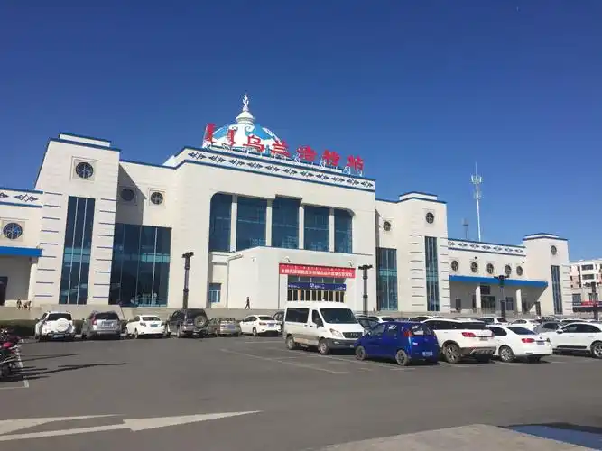 抵达乌兰浩特市,休息一晚,旅馆旁边就是火车站,太阳落山以后的小城