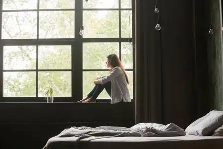 悲伤少年在家孤独的悲伤的年轻妇女坐在窗台在家照片