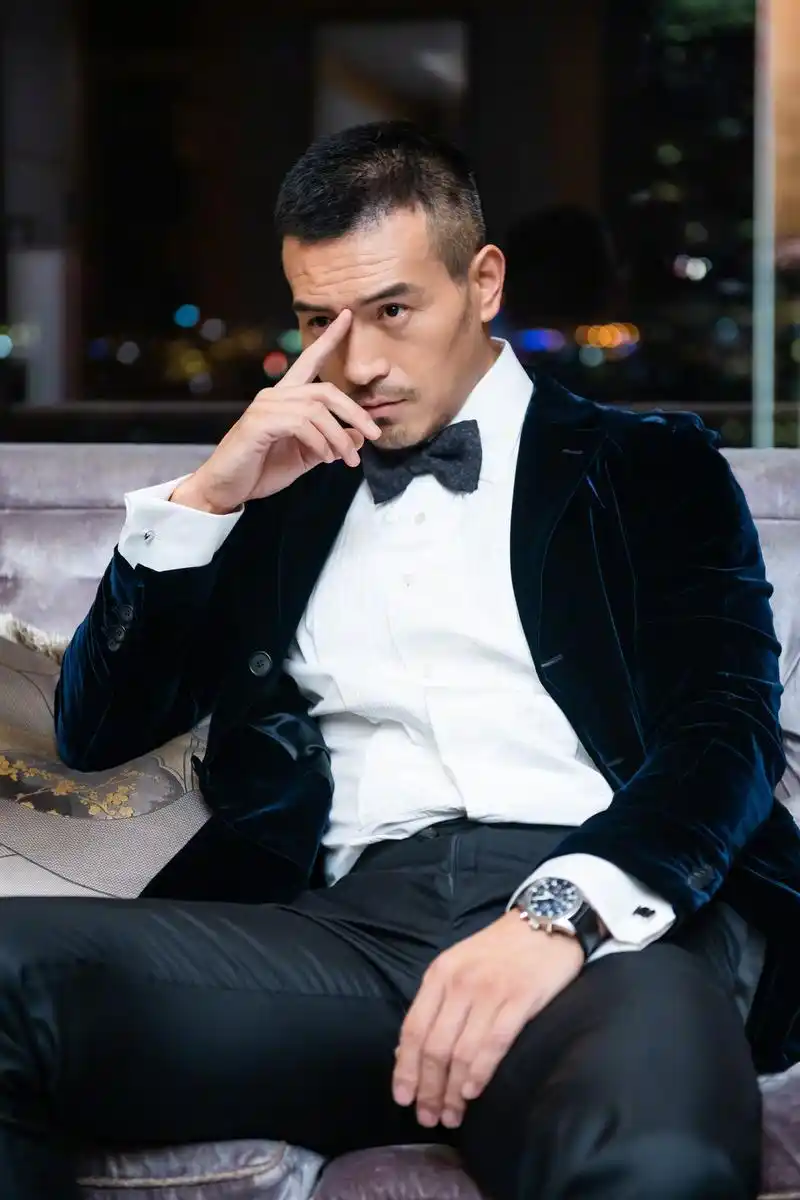 纪焕博受邀参加上海la mer探索无界艺术展,深蓝西装彰显绅士风格,感受