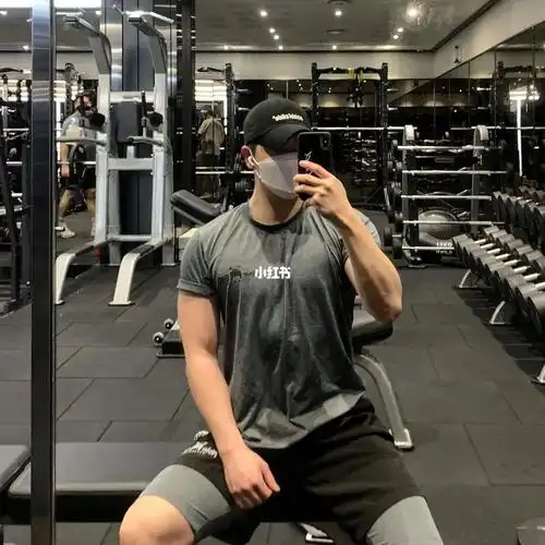 见人不如健身普通男生的日常